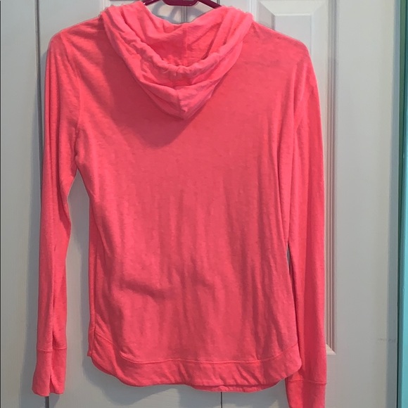 long sleeve t-shirt with a hood - Picture 3 of 3